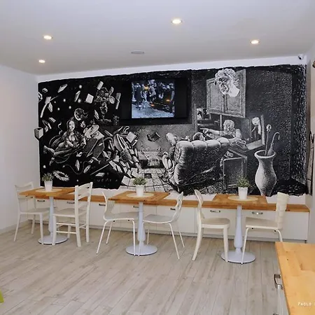 Momahostel *