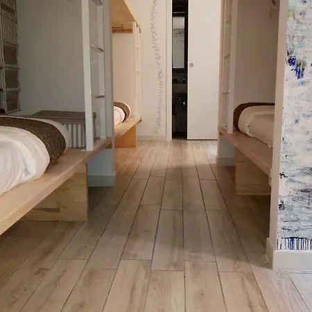 Momahostel Guest house *